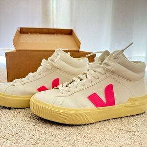 Veja Extra-White Sneakers with Sari Butter Accents